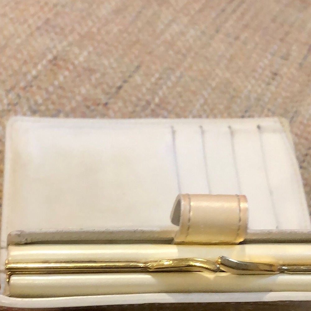 LOUIS VUITTON Ivory Vernis Leather Kiss Lock Bifold Wallet MI0076 - Picture 10 of 17